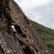 Escalando en Cariamanga - Johana limpiando Olvido