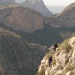Descenso - Las vistas sobre las paredes de Sella, la cresta del mismo nombre y del Puig Campana son impresionantes.