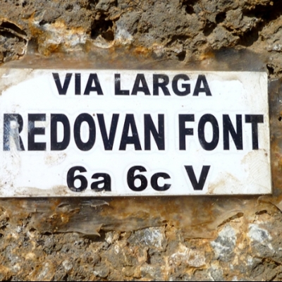 Cartel a pie de vía